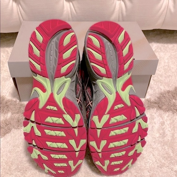 SOLD!!    ASICS Girls/Women’s Gel-Venture 5 Running Sneaker - Picture 6 of 11